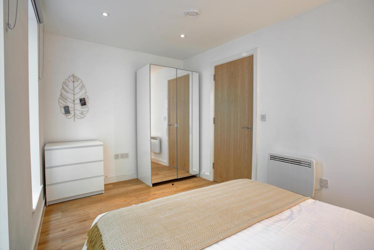 Lovely 2-Bed Apartment In Manchester With Parking Exterior photo